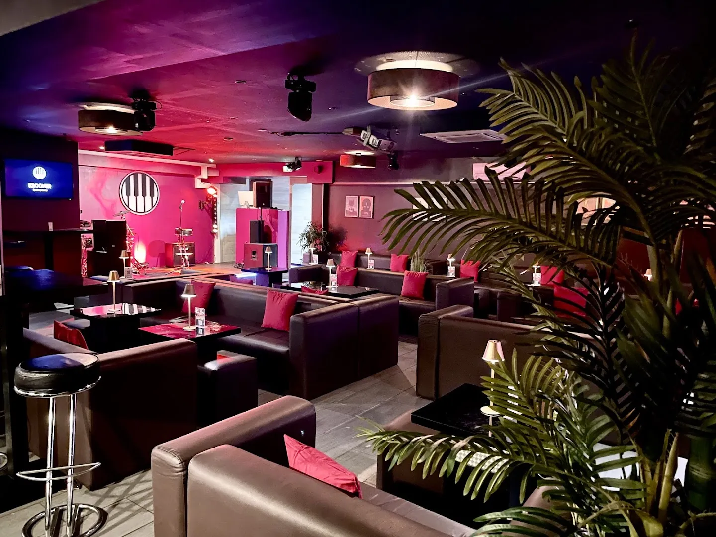 Krooner Live music Bar & karaoke box